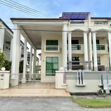 3.5 Storey Semi-D House For Rent 