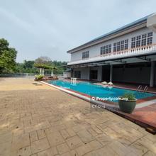 Huge Bungalow with Private Pool Great Condition