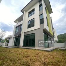 Zero lot bungalow, new condition, low density, low density, convenient