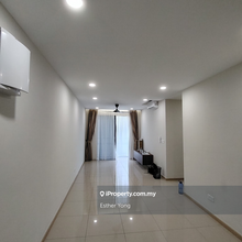 Intermediate unit partially furnished unit is available for rent now !