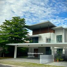 Large Villa with Swimming Pool & Garden