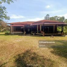 Bungalow dan tanah pertanian 2.7 ekar untuk dijual. Zoning residential