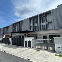 Brand New House, Front Extra Parking, 10 minutes to Pavilion Mall