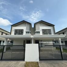 Semi d, below price, new condition, close to mall, school, easy access