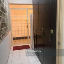 Putra Place Pool View Renovated unit near Queensba