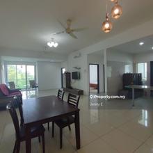 Full furnished spacious condo with 3 Carpark, next to business centre