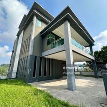 Custom built 3.5-Storey Bungalow for Sale at Peridot Precinct. 