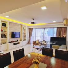 Corner lot unit with excellent ventilation, bright & airy living space