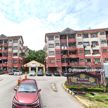 2nd Floor Walkup Apartment near shops, bus stop, schools and Lotus's 