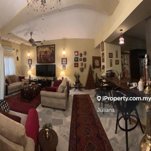 Freehold low rise property walking distance to amenities and train