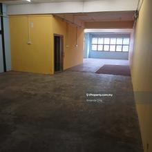 Ground floor shop & facing Mainroad for rent 
