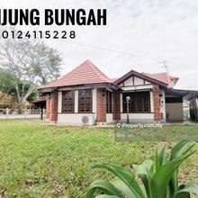 Best Location Best Position Best Price in the Area! Corner Bungalow!