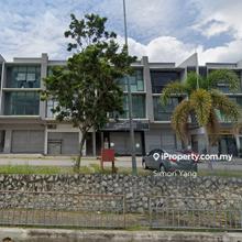 Taman Bukit Serdang  3.5 sty Shop Office  End Corner Lot 