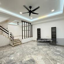 Newly Refurbished with Autogate 2 Storey House