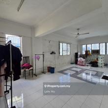 Convenient Location, Short Walk to Shopping Malls, MRT & Monorail.