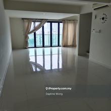 Penthouse For Sell! With 6 Parking lot, Ready move in anytime!
