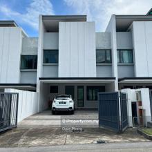 Freehold 5 Storey with gated guarded 5 min to highway new vp unit