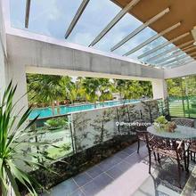 Beautiful Facing Garden & Swimming Pool