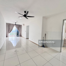 Must buy! C.H.E.A.P.E.S.T 4 rooms unit. High Floor. Non Bumi
