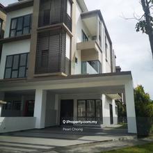 Corner Unit 3 Storeys Town House, Bandar 16 Sierra Puchong