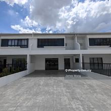 Freehold Sejati Lakeside Terrace House With Longer Car Porch