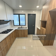 Corner unit, 3 carpark, Freehold 