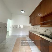 Charming Garden Townhouse in Parkville A Sanctuary for Tranquil Living