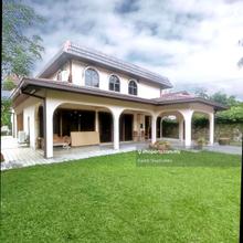 Bungalow with nice garden, spacious driveway, quiet area. Freehold