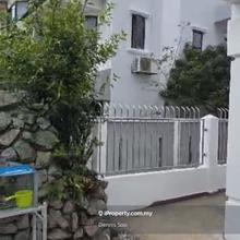 End lot unit with side land & Move In Cond.