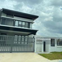 Hampton Residence Superlink Corner with Huge Land