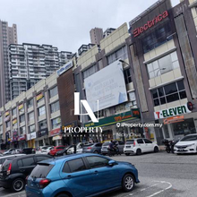 Hot area,prime location,beside got residential apartment,big shop