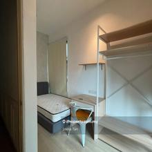 Female unit balcony room available to rent now !!