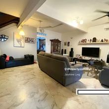 Kitchen fully extended. Well maintained