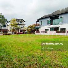 Mature bungalow enclave. Feels very quiet and peaceful. 