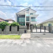 Spacious 2.5 Storey Bungalow in Taman Universiti, Bangi for 1.9m!