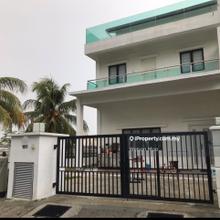 3 Storey Terrace @ Corner Lot @ Extra land beside @ Fully Renovated 