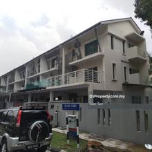 3 storey corner lot spacious area gardening/ play place at Sentul