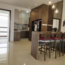 Well renocated! 1080sf 3 room 2 bath 2 car park