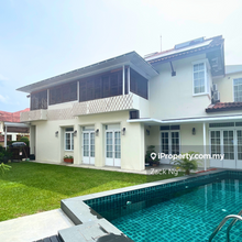 Modern English Classic Semi-D within a Gated & Guarded neighbourhood