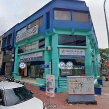 Enbloc 3 storey corner shop office located at Taman Desa to let