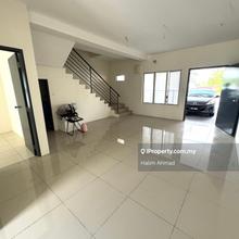 Rumah facing open depan surau padang permainan parking luas 