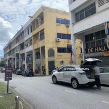 Shop lot in good location