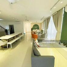 Part renovated, 4 storey house with lift, more privacy unit