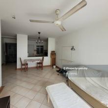 Easy access, walking distance to supermarket and amenities
