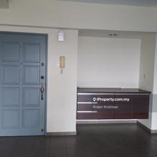 Condo with balcony overlooking the park-Middle floor