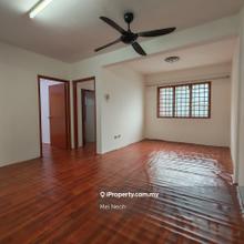 Unfurnished Good Condition Low Floor 3room Walk-up Apt @ Sri Delima