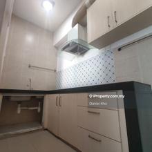 Renovated 1119 sq.ft condo near by Lrt station 2 Parking side by side