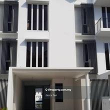 Emerald Bay @ Puteri Harbour, 4 Storey Terrace Courtyard Home