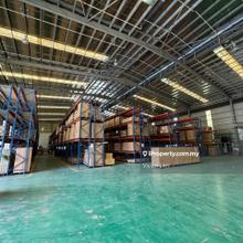 Pasir Gudang Factory with Dock Leveler, Loading Bay and High Ceilling 