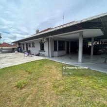 Spacious Semi D House with good codition
